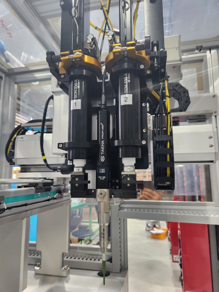 The same dual-cartridge push-unit setup mounted on a gantry, in production.